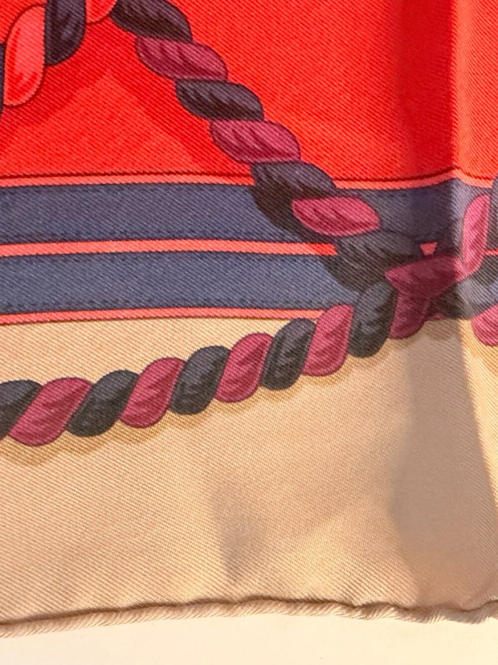 Auth HERMÈS Iconic Grand Tenue Silk Scarf, an Elizabeth II favorite design - Picture 4 of 10